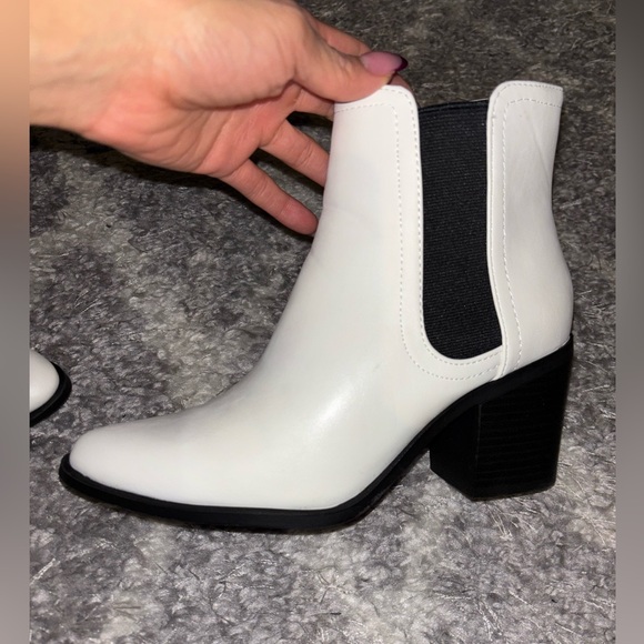 White pointed booties - Picture 8 of 9